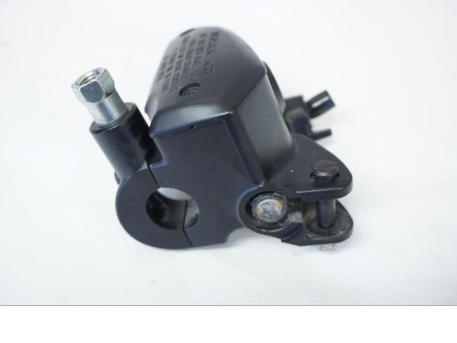 Baksidan på Bromshuvudcylinder från en Kawasaki Z 800 -2013 motorcykel.