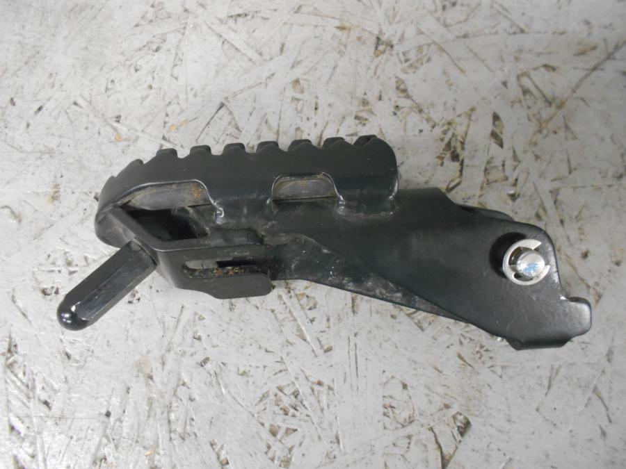 Höger sida på Fotpinne från en Triumph Tiger 800 -2016 motorcykel.