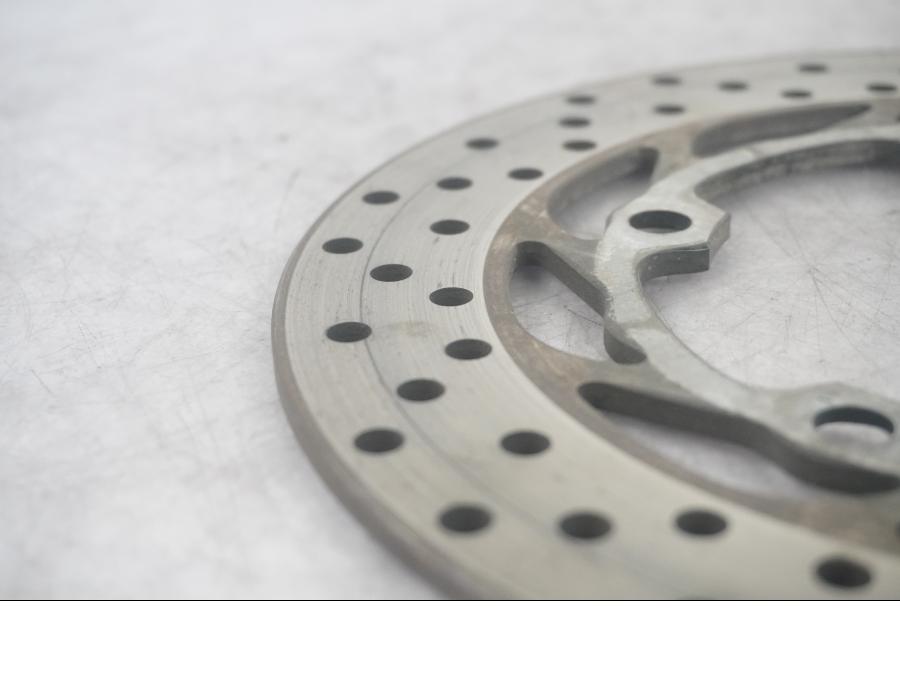 Baksidan på Bromsskiva från en Yamaha FZ-6 -2005 motorcykel.