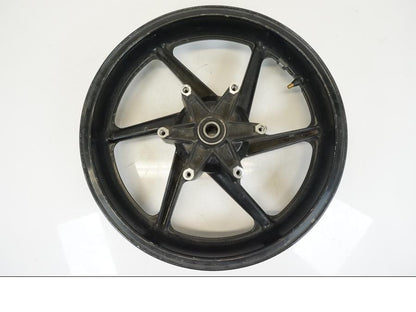 Framsidan på Fälg från en Honda CB 750 -2002 motorcykel.