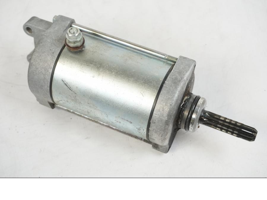 Framsidan på Startmotor från en Suzuki VZR 1800 -2009 motorcykel.