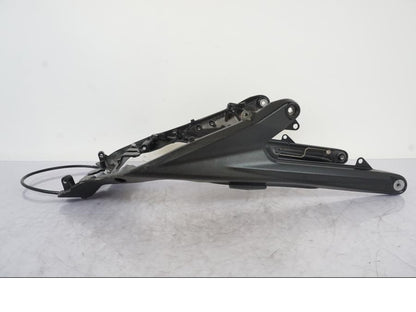 Baksidan på Bakram från en KTM 1290 Super Duke R -2023 motorcykel.