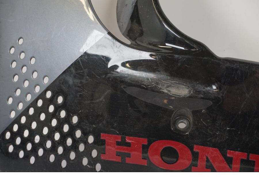 Baksidan på Magkåpa från en Honda CBR 900 RR -1995 motorcykel.