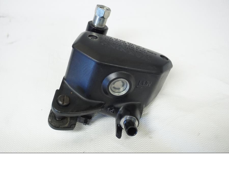 Höger sida på Bromshuvudcylinder från en Kawasaki Z 800 -2013 motorcykel.