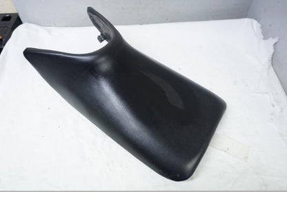 Höger sida på Sadel från en Honda CBR 125 R -2004 motorcykel.