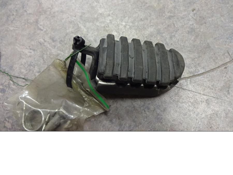 Framsidan på Fotpinne från en Honda CRF 1000 Africa Twin -2016 motorcykel.