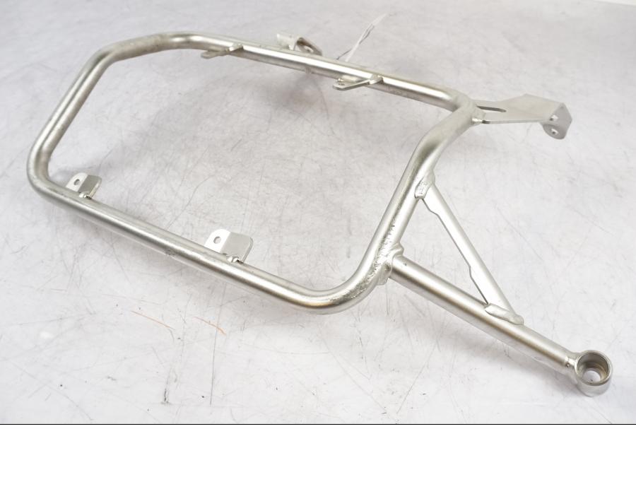 Baksidan på Sidoväskhållare från en BMW R 1250 GSA -2024 motorcykel.