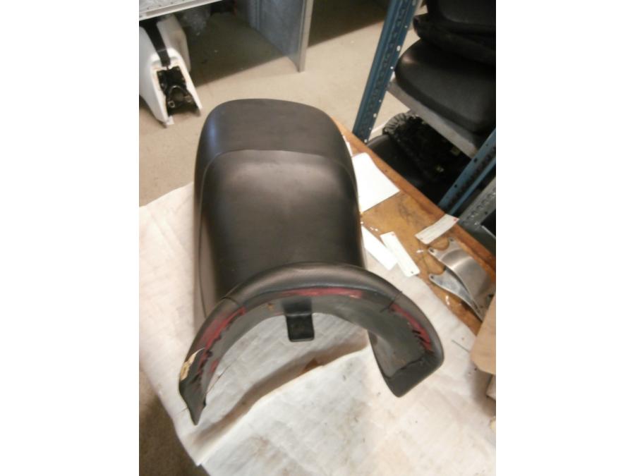 Vänster sida på Sadel från en Cagiva Gran Canyon 900 ie -1998 motorcykel.