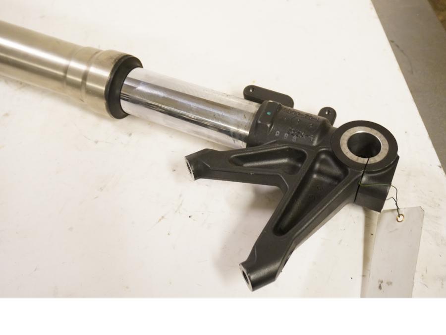 Vänster sida på Gaffelben från en Ducati Streetfighter 1098 -2010 motorcykel.