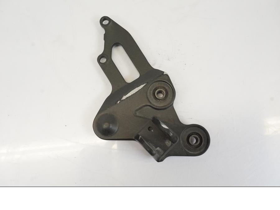 Framsidan på Fotpinnefäste från en Yamaha MT-07 -2018 motorcykel.