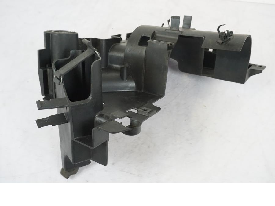 Snett nerifrån på Plast från en Yamaha XVS 1100 -2004 motorcykel.