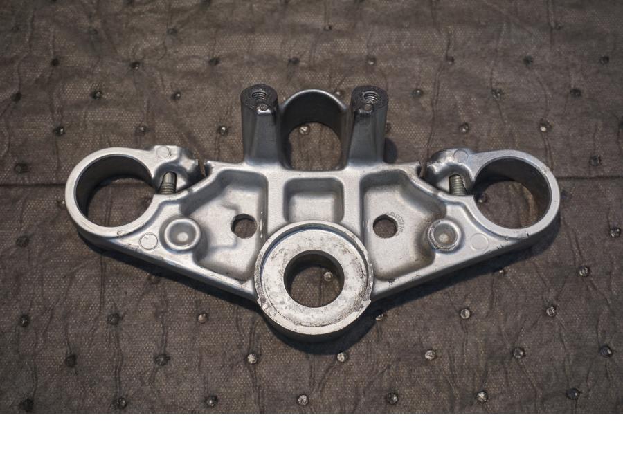 Baksidan på Gaffelkrona från en Honda NSR 125 -1998 motorcykel.