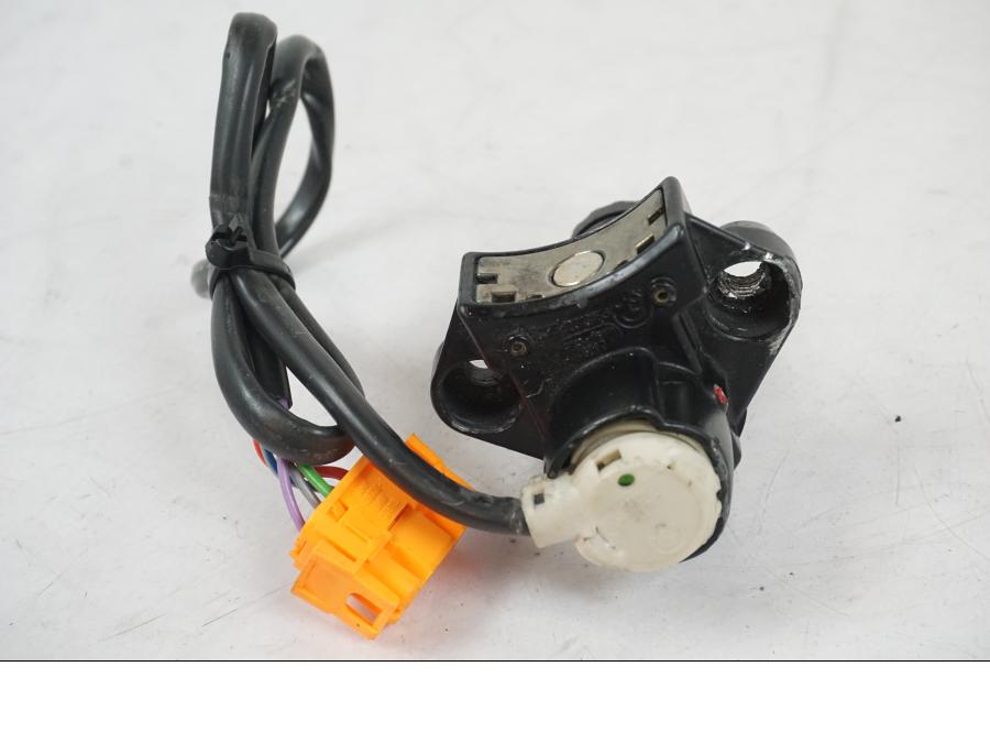 Extrabild5 på <p>Låssats från BMW R 1200 C 2002.</p>

<p>Tändningslås, tanklock, ett väsklås, skador finns och 2st nycklar. Lacksläpp på tändningslåset se bild.</p> motorcykel.