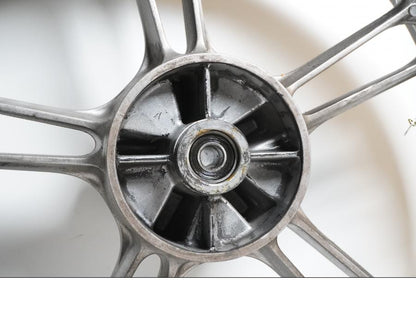 Baksidan på Fälg från en Yamaha YZF-R 125 -2009 motorcykel.