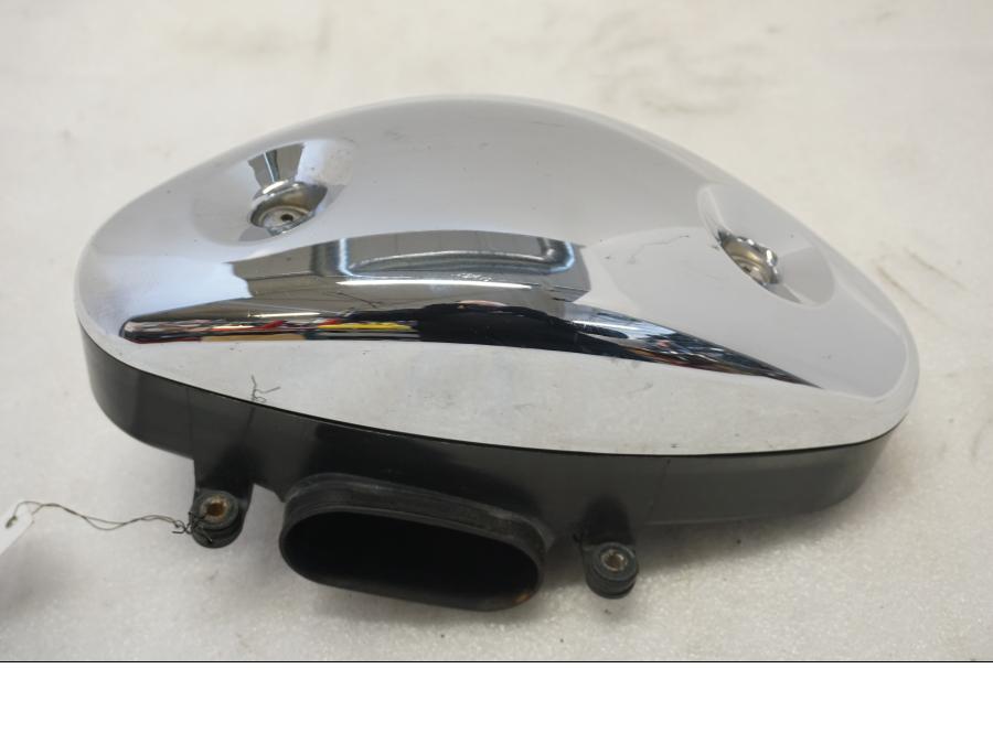 Framsidan på Luftburk från en Suzuki VL 800 -2004 motorcykel.