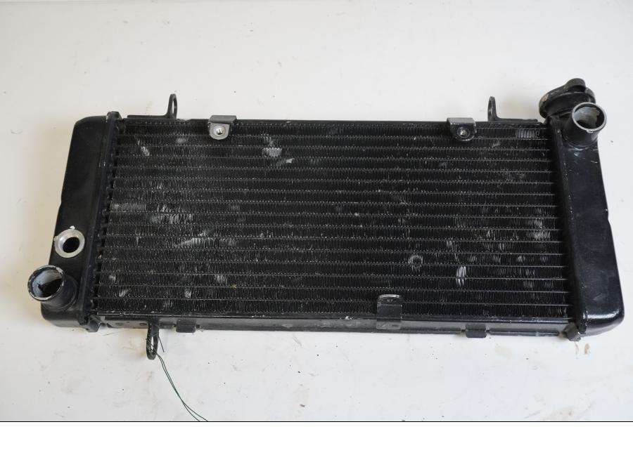 Framsidan på Vattenkyl från en Honda VFR 750 -1995 motorcykel.