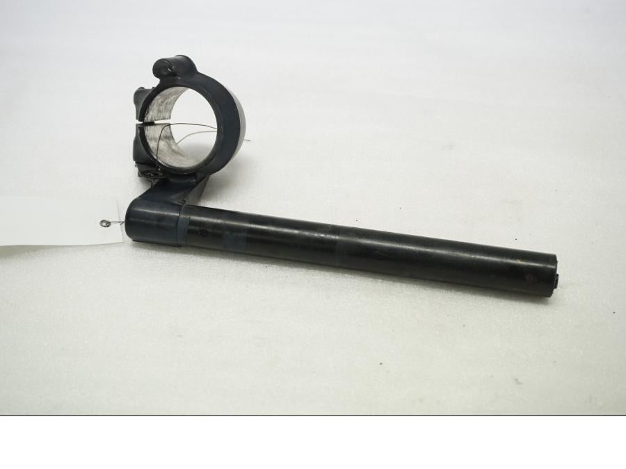 Framsidan på Styre från en Honda CBR 900 RR -1998 motorcykel.