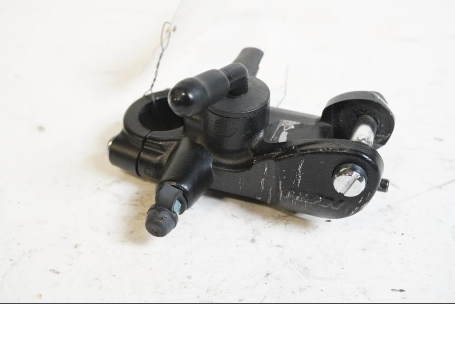 Baksidan på Bromshuvudcylinder från en BMW S 1000 RR -2013 motorcykel.