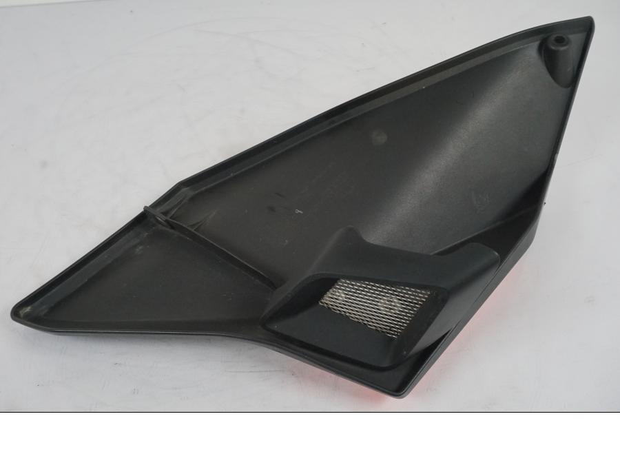 Vänster sida på Kylarvinge från en KTM 1290 Super Duke R -2015 motorcykel.