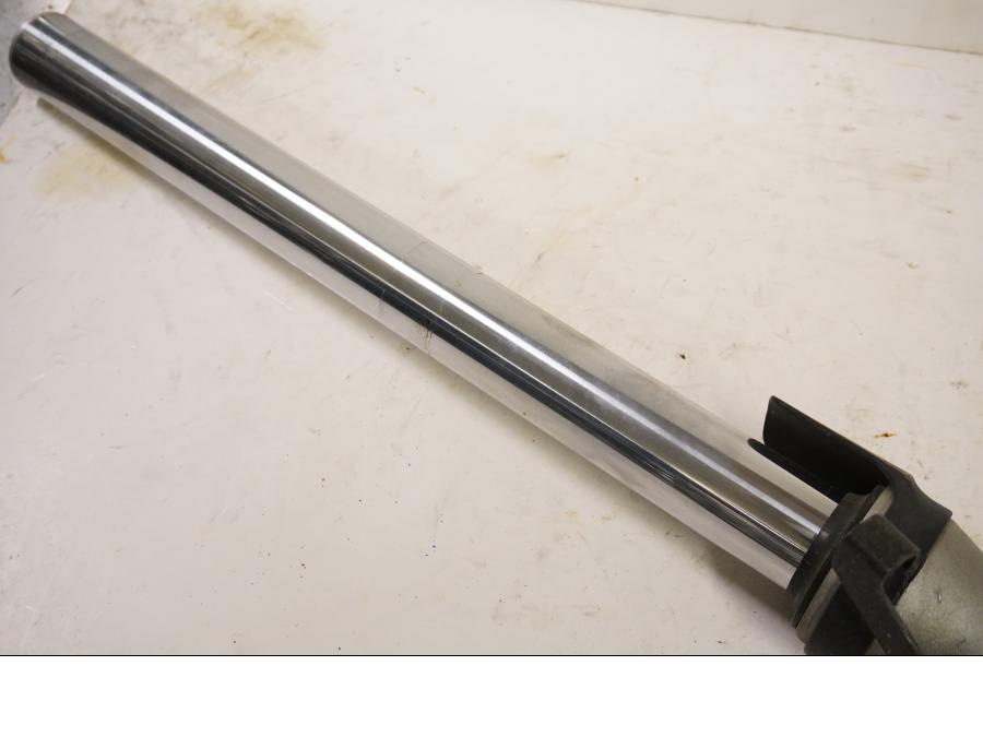 Höger sida på Gaffelben från en Suzuki GS 500 -2004 motorcykel.