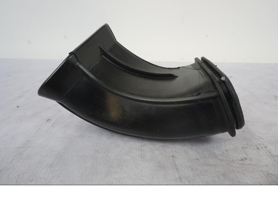 Vänster sida på Luftrör från en KTM 1290 Super Duke R -2023 motorcykel.