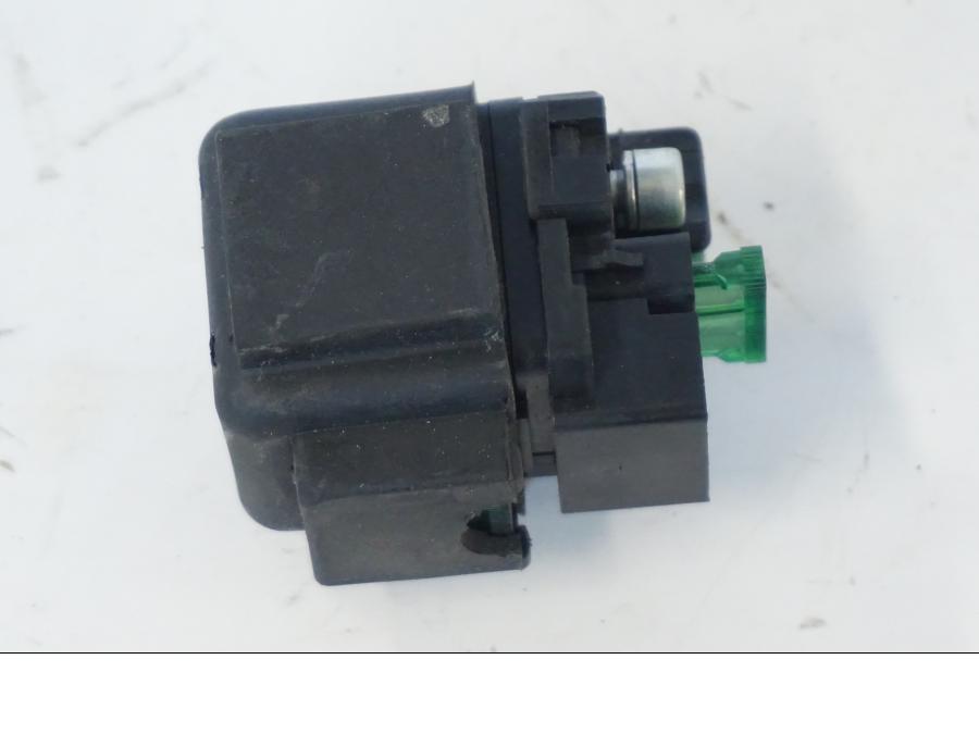 Snett nerifrån på Startrelä från en Honda SH 300 A -2011 scooter.