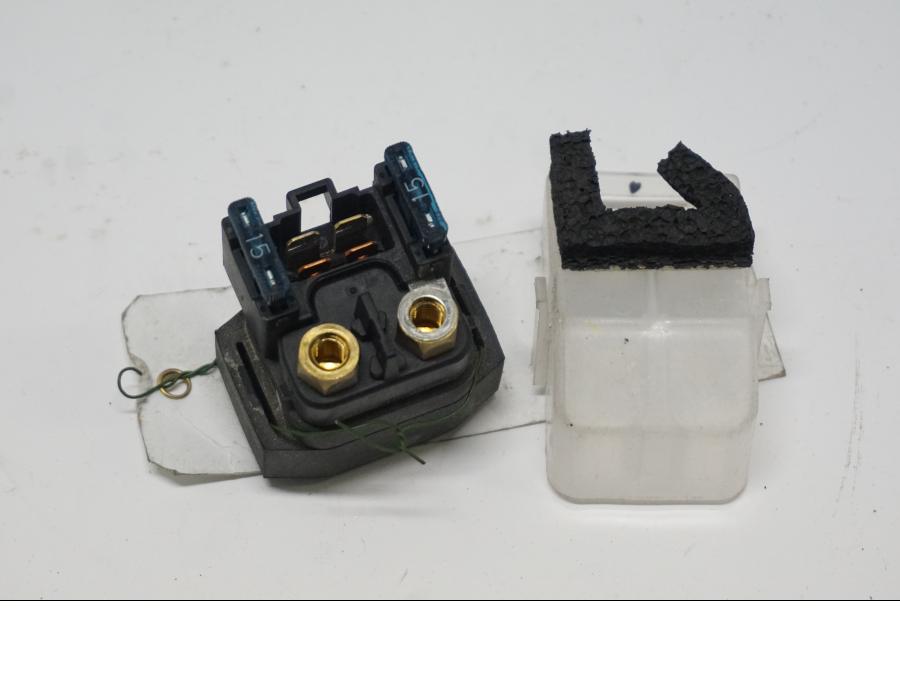 Baksidan på Startrelä från en Yamaha FZ1-SA -2007 motorcykel.