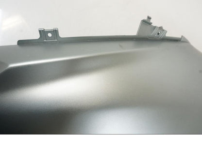 Snett nerifrån på Sidkåpa från en Suzuki DL 650 -2004 motorcykel.