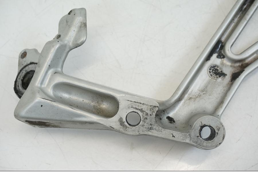 Extrabild3 på Fotpinnefäste inre från en Ducati Streetfighter V4 -2020 motorcykel.