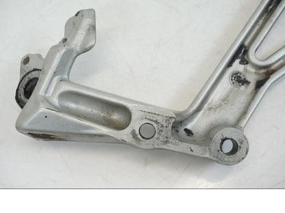 Extrabild3 på Fotpinnefäste inre från en Ducati Streetfighter V4 -2020 motorcykel.