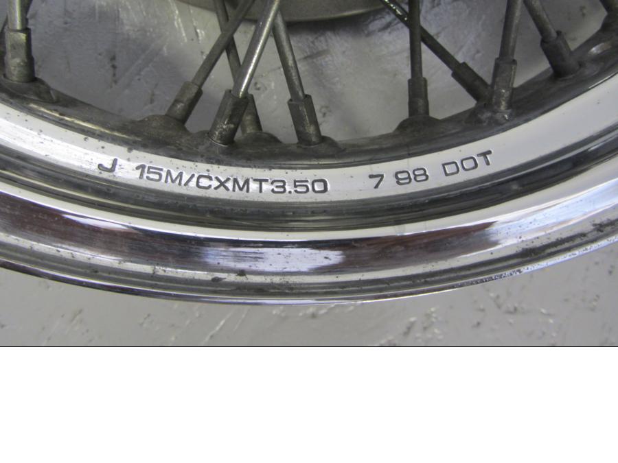 Baksidan på Fälg från en Honda VT 1100 C -1999 motorcykel.