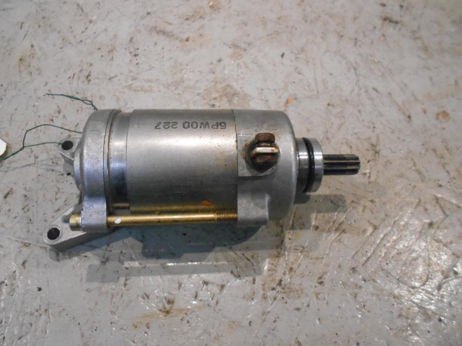 Framsidan på Startmotor från en Yamaha YZF 1000 R1 -2002 motorcykel.