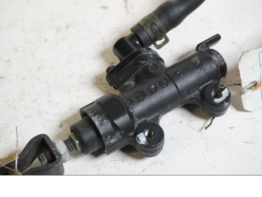 Baksidan på Bromshuvudcylinder från en Honda CB 900 F Hornet -2002 motorcykel.