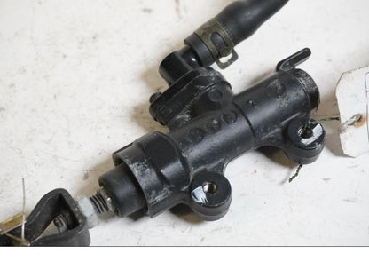 Baksidan på Bromshuvudcylinder från en Honda CB 900 F Hornet -2002 motorcykel.