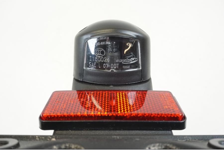 Vänster sida på Skylthållare från en Kawasaki NINJA 400 -2020 motorcykel.