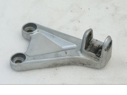 Framsidan på Fotpinnefäste från en Honda CBR 1000 RR -2010 motorcykel.