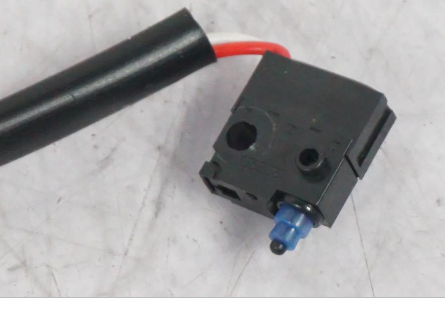 Snett nerifrån på Bromsljuskontakt från en Ducati Multistrada V4 -2024 motorcykel.