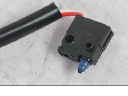 Snett nerifrån på Bromsljuskontakt från en Ducati Multistrada V4 -2024 motorcykel.