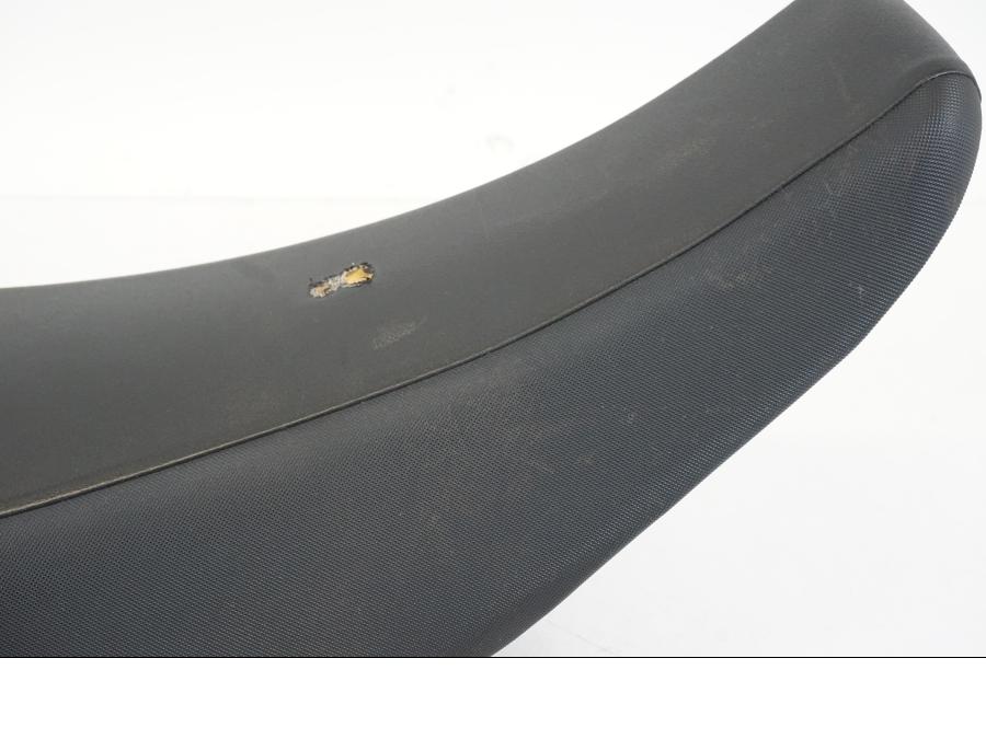 Snett nerifrån på Sadel från en Yamaha WR 125 -2011 motorcykel.