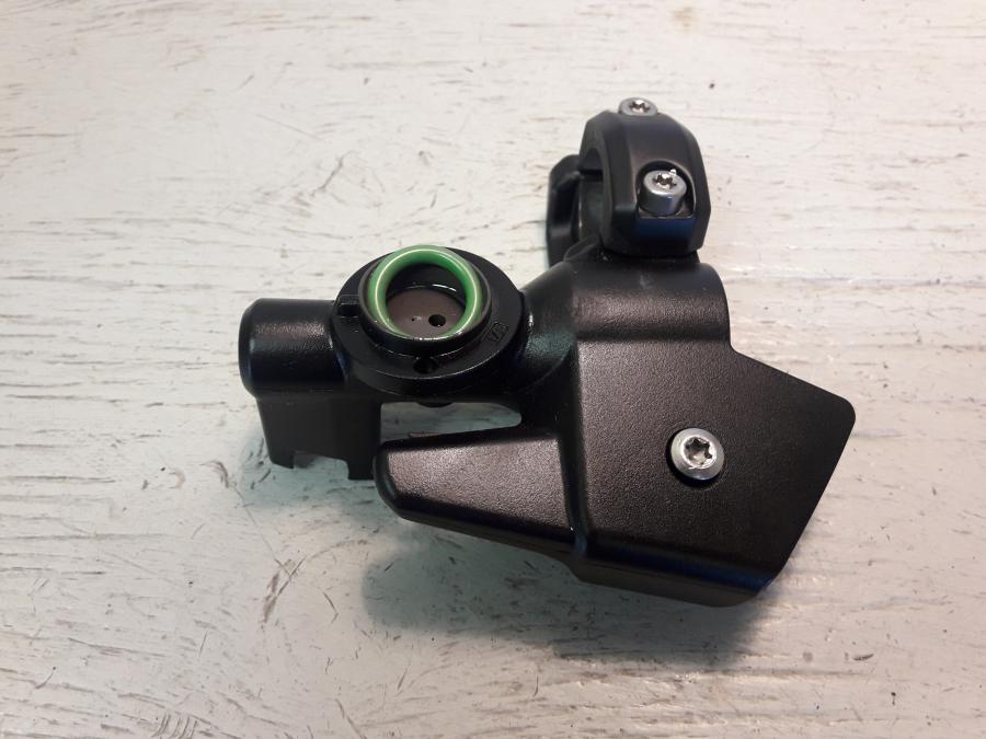 Framsidan på Kopplingshuvudcylinder från en BMW K 1200 S -2008 motorcykel.