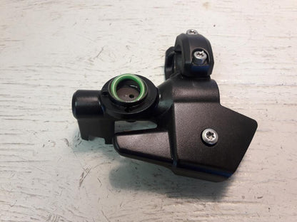 Framsidan på Kopplingshuvudcylinder från en BMW K 1200 S -2008 motorcykel.