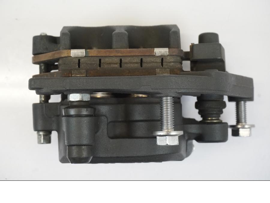 Snett nerifrån på Bromsok från en Triumph Trident -2021 motorcykel.