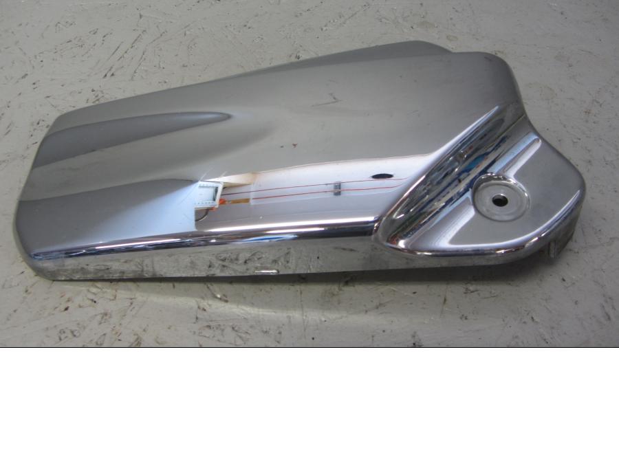 Höger sida på Motorkåpa från en Yamaha XVS 1100 -2002 motorcykel.