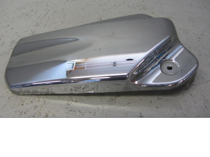 Höger sida på Motorkåpa från en Yamaha XVS 1100 -2002 motorcykel.