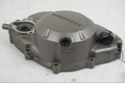 Vänster sida på Kopplingskåpa från en Honda CBR 125 R -2006 motorcykel.