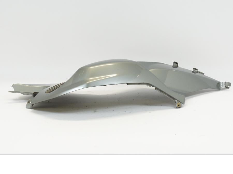 Snett uppifrån på Bensintankskåpa från en BMW K 1200 S -2006 motorcykel.