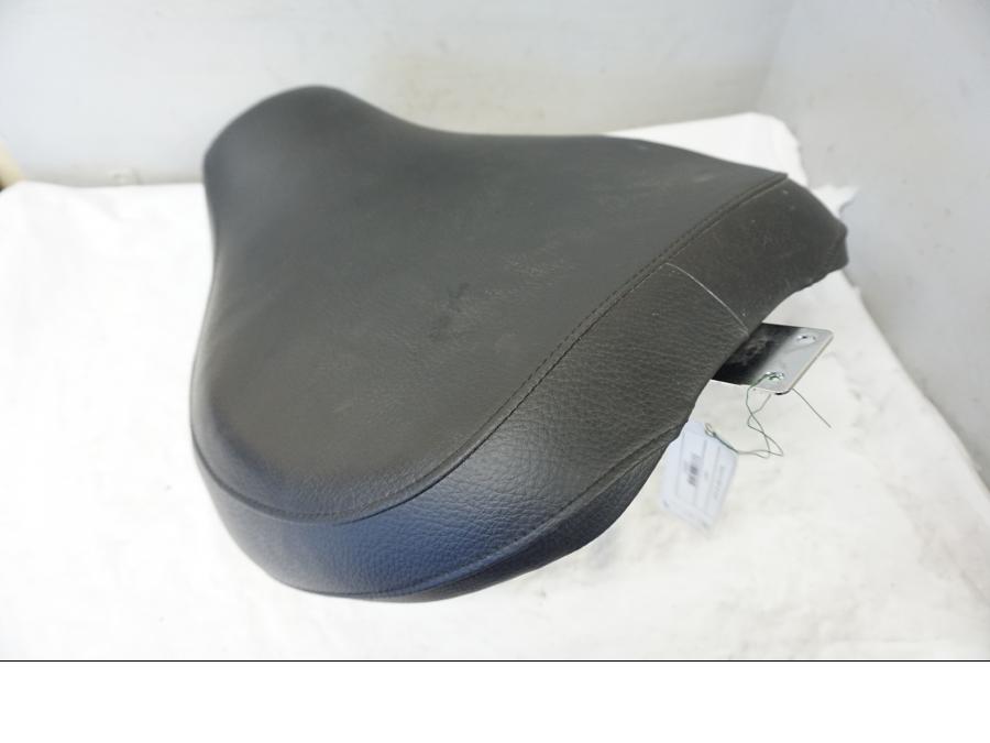 Höger sida på Sadel från en Suzuki VL 800 -2009 motorcykel.