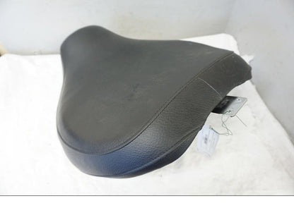 Höger sida på Sadel från en Suzuki VL 800 -2009 motorcykel.