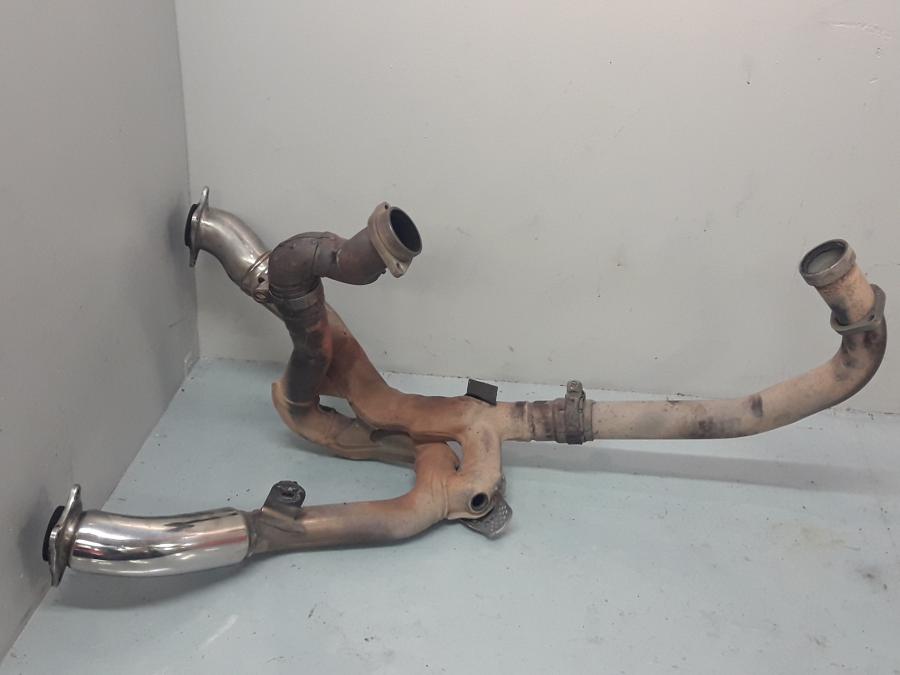 Baksidan på Grenrör från en Suzuki SV 1000 -2004 motorcykel.