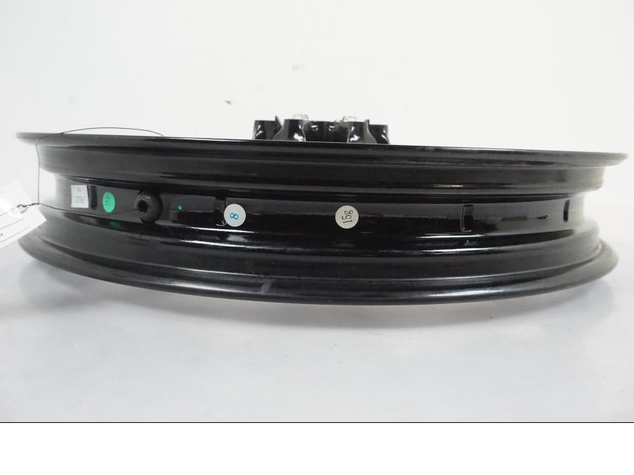 Snett nerifrån på Fälg från en KTM 390 Adventure -2021 motorcykel.